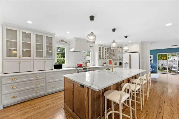 9718 Belinder RD, Leawood, KS 66206