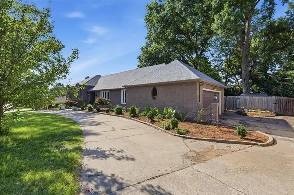 1110 W 113TH ST, Kansas City, MO 64114