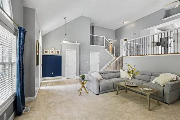 417 S Lakeshore DR, Raymore, MO 64083