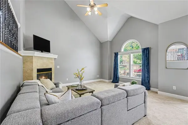 417 S Lakeshore DR, Raymore, MO 64083