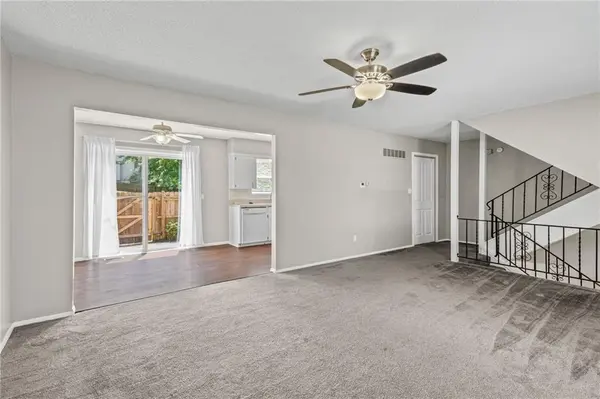 3723 NE Colonial DR, Lee's Summit, MO 64064