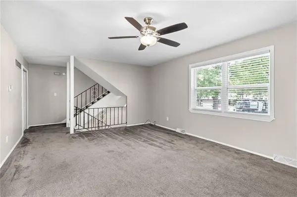 3723 NE Colonial DR, Lee's Summit, MO 64064