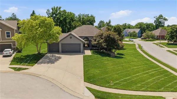 523 Brookwood LN, Raymore, MO 64083