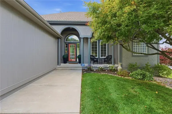 523 Brookwood LN, Raymore, MO 64083
