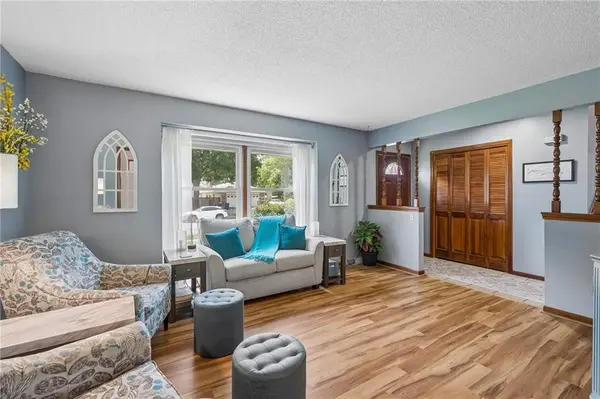 1813 Place Liberte DR, Liberty, MO 64068