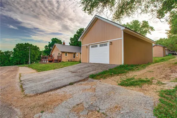 300 W 3rd ST, Freeman, MO 64746