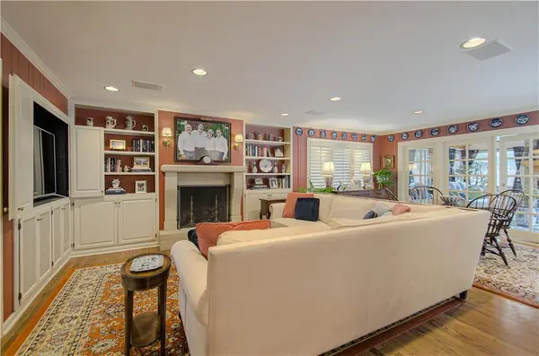 8446 Linden LN, Prairie Village, KS 66207