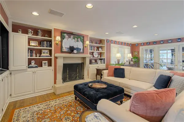 8446 Linden LN, Prairie Village, KS 66207