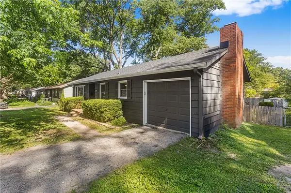 7606 W 66th TER, Overland Park, KS 66202