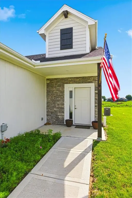 703 Ridge DR, Smithville, MO 64089