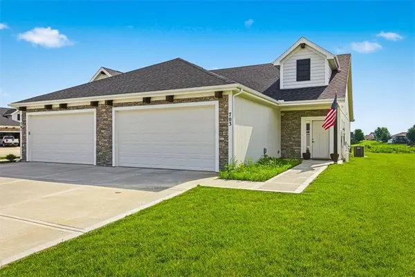 703 Ridge DR,  Smithville,  MO 64089