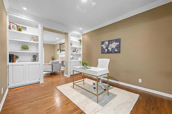 13802 Pembroke LN, Leawood, KS 66224