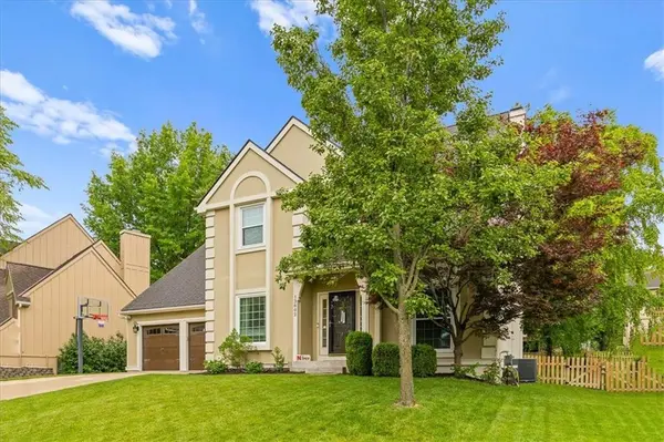 13802 Pembroke LN, Leawood, KS 66224