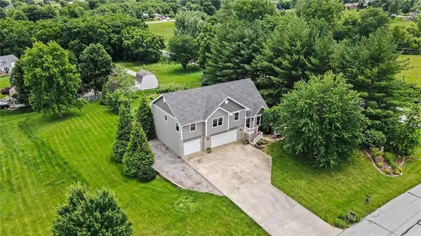 15215 Terra Pulchra DR, Smithville, MO 64089
