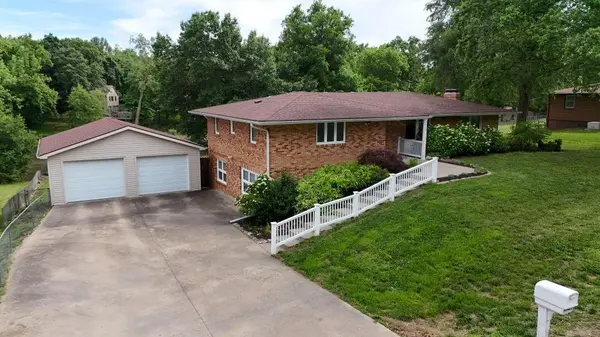3900 E Hills DR, St Joseph, MO 64503