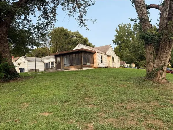 1325 NE Marvin CT, Kansas City, MO 64118