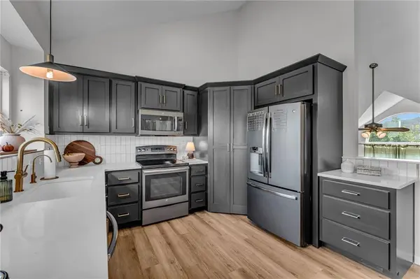 33046 W 88th TER, De Soto, KS 66018