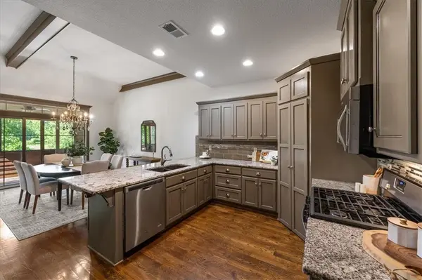 14835 Meadow LN, Leawood, KS 66224