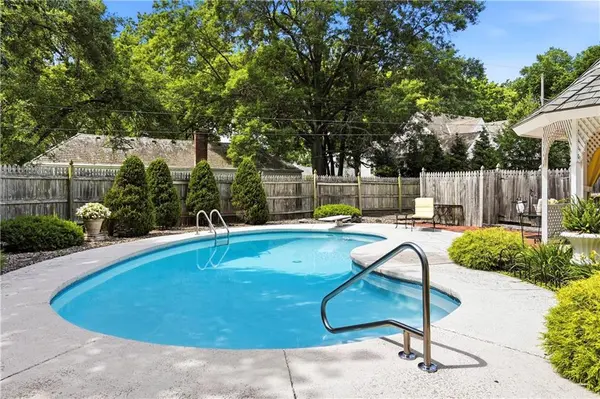 3423 W 92nd PL, Leawood, KS 66206