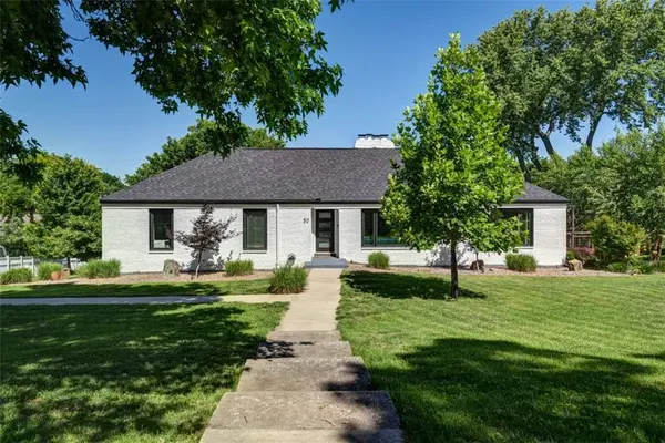 30 NE Normandy LN,  Kansas City,  MO 64116