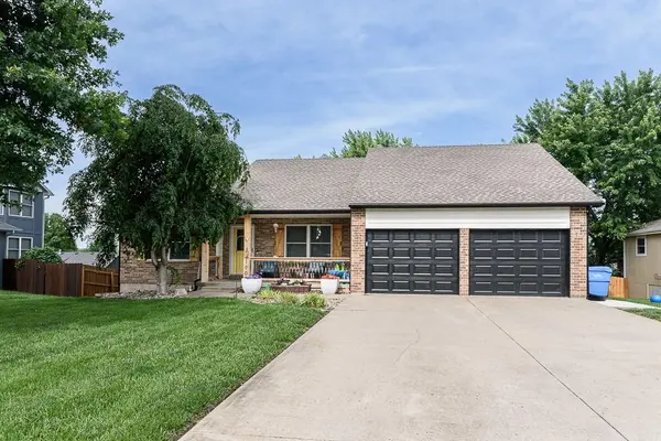 190 Rawlings DR,  Tonganoxie,  KS 66086