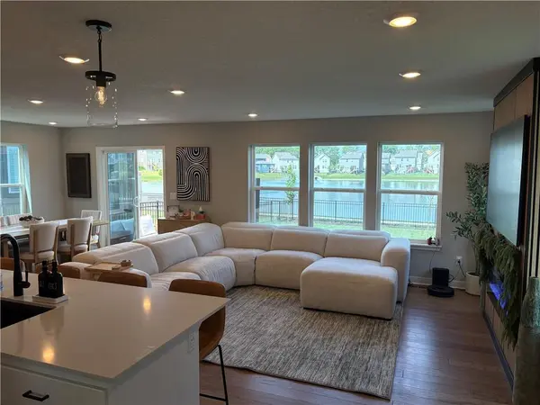 8705 SW Edgewater DR, Blue Springs, MO 64064
