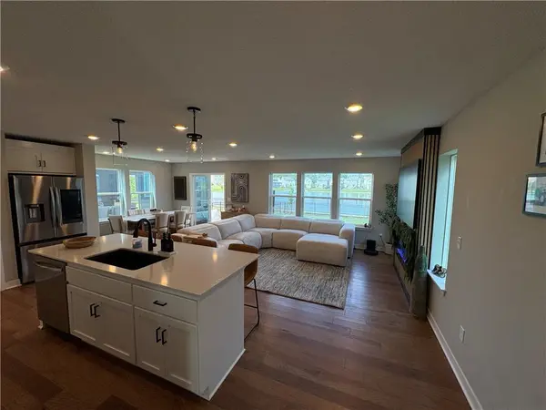 8705 SW Edgewater DR, Blue Springs, MO 64064