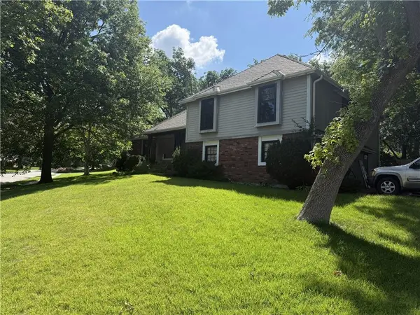 12001 Aberdeen RD, Leawood, KS 66209