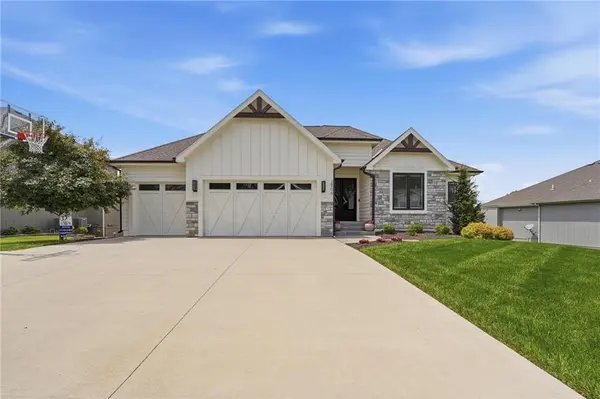 2906 SW Arthur DR, Lee's Summit, MO 64082