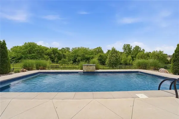 2906 SW Arthur DR, Lee's Summit, MO 64082