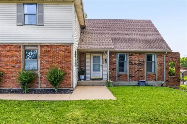 5233 NW Old Pike RD, Gladstone, MO 64118