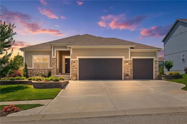 7450 NW Douglas CT, Parkville, MO 64152