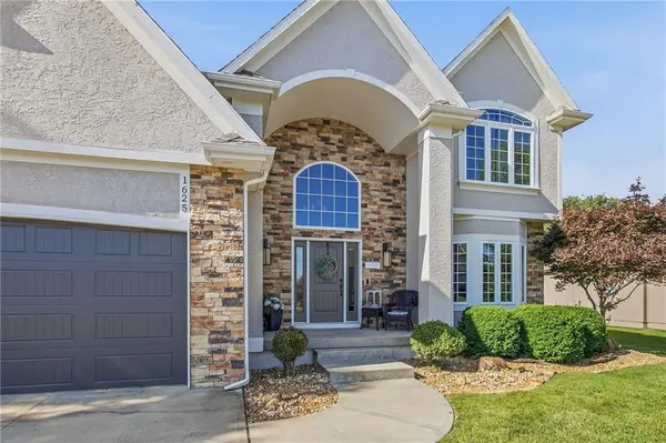 1625 NE Shadow Valley DR, Lee's Summit, MO 64064