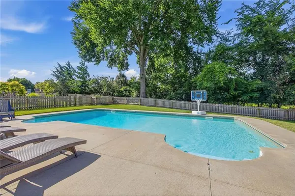 1625 NE Shadow Valley DR, Lee's Summit, MO 64064