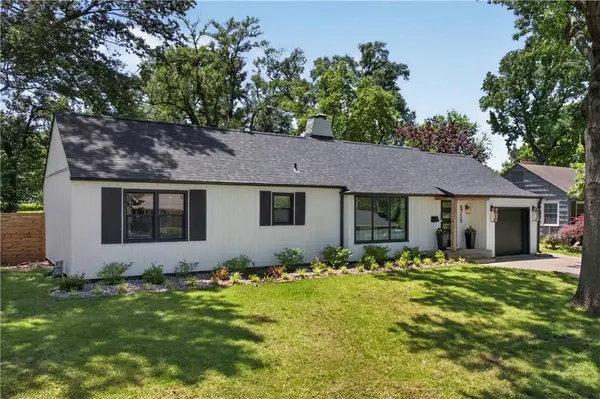 5715 W 78th TER, Prairie Village, KS 66208