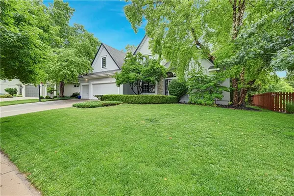 8520 W 142 ST, Overland Park, KS 66223