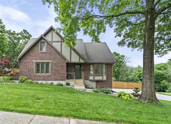 2108 SW Brookshire DR, Blue Springs, MO 64015
