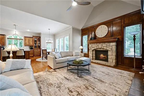 5609 Roundtree ST, Shawnee, KS 66226
