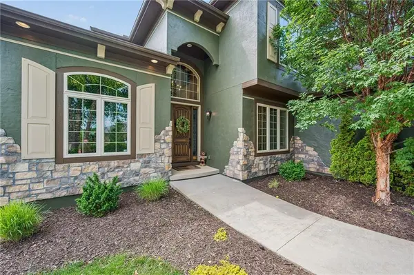 2437 NE Angel Fish CIR, Lee's Summit, MO 64086