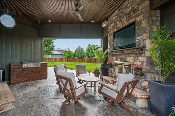 2437 NE Angel Fish CIR, Lee's Summit, MO 64086