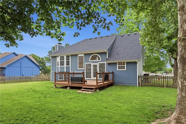 1906 Choctaw DR, Greenwood, MO 64034