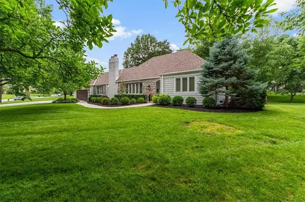 5726 Howe DR, Fairway, KS 66205