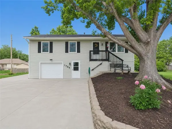 1704 Beverly CIR,  Harrisonville,  MO 64701