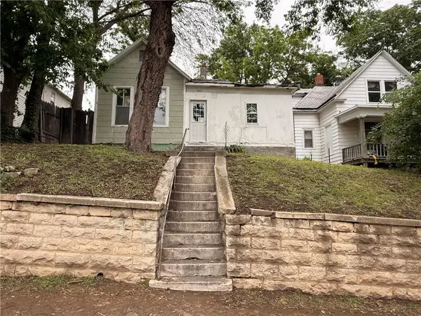 1921 Jones ST, St Joseph, MO 64501