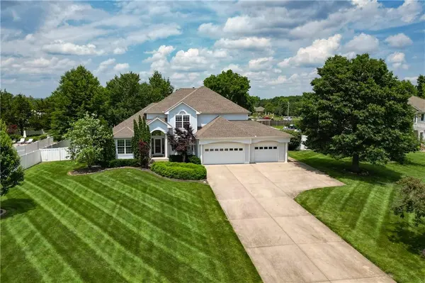 4501 NW Bittersweet LN, Blue Springs, MO 64015