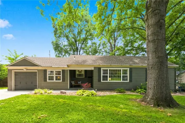 8411 W 86th TER, Overland Park, KS 66212