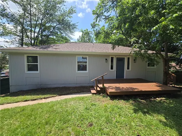 2028 NW 49th TER, Northmoor, MO 64151