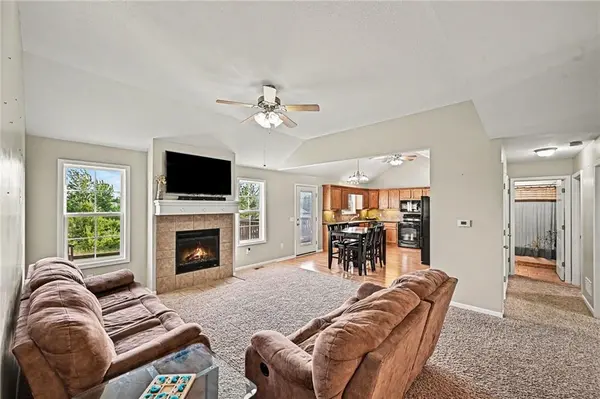 502 Lake Meadows DR, Smithville, MO 64089
