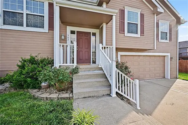502 Lake Meadows DR, Smithville, MO 64089