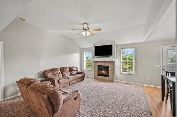 502 Lake Meadows DR, Smithville, MO 64089